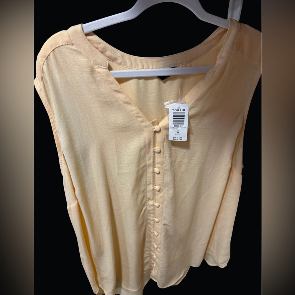NWT Torrid Size 3 (22) Light Cream Button-Front Sleeveless Top